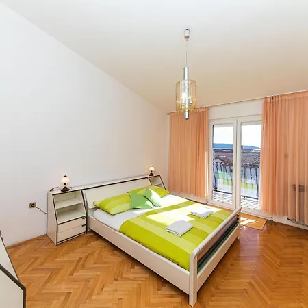 Two-bedroom In Kastel Kambelovac Appartamento