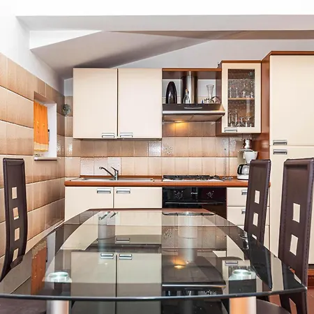 Two-bedroom In Kastel Kambelovac Appartamento