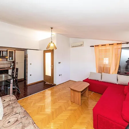 Two-bedroom In Kastel Kambelovac *