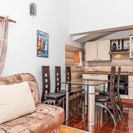 Two-bedroom In Kastel Kambelovac