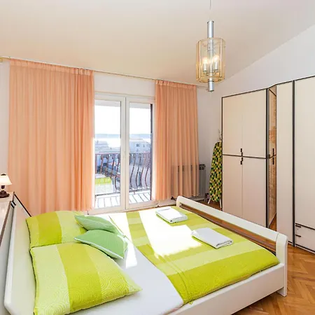 Two-bedroom In Kastel Kambelovac Appartamento *
