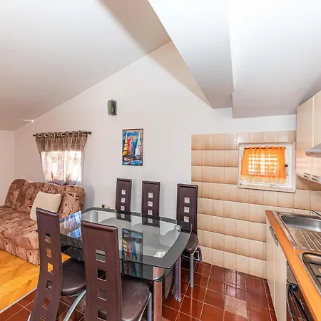 Apartment Gorgeous In Kastel Kambelovac With Wifi Kastela