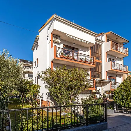 Two-bedroom In Kastel Kambelovac Appartamento
