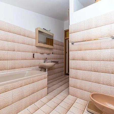 Two-bedroom In Kastel Kambelovac Appartamento *